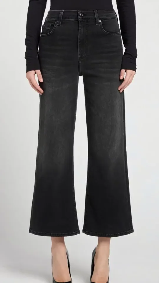 Still from a Sisif clip of cropped wide-leg jeans, made from the product photo
